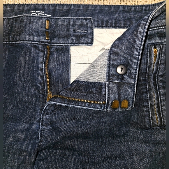 Loft Modern Crop Jeans with Zipper Pockets Size 8 EUC - Picture 3 of 6